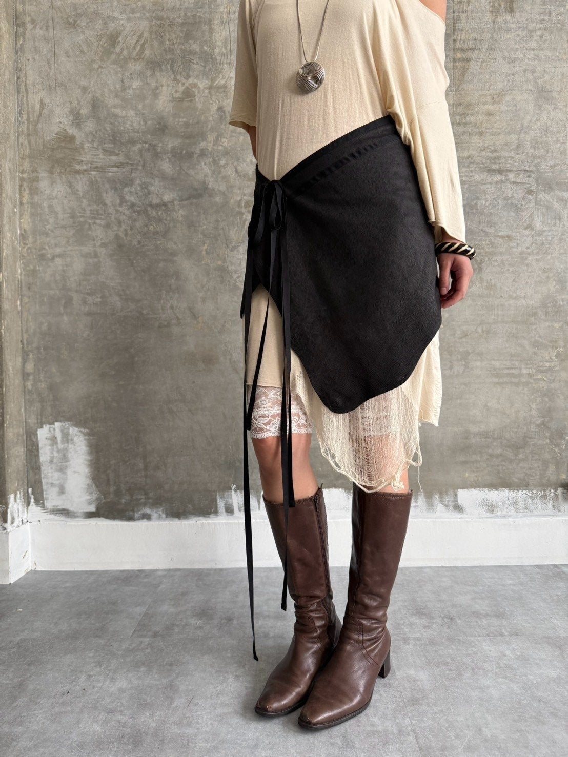 Mantle Skirt — 綁帶固定細節