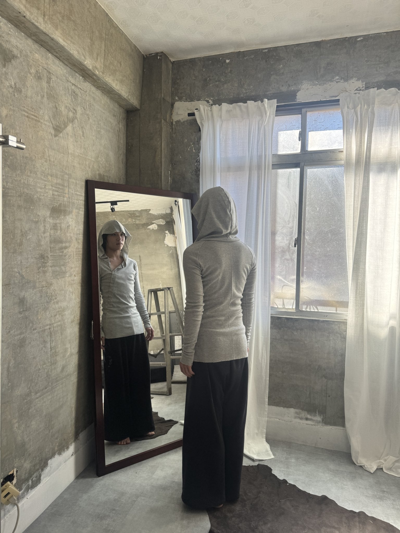 Veil Hoodie — 冷調水洗灰染連帽長袖背面